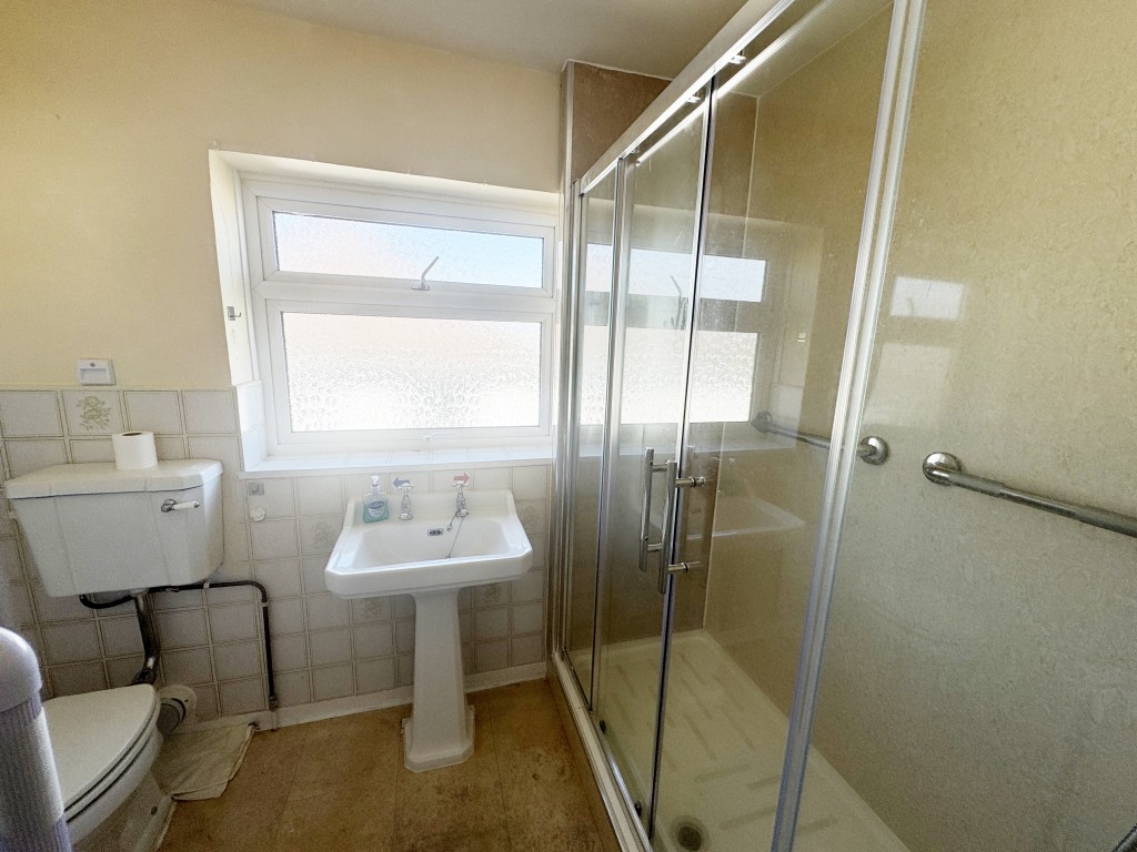 Lot: 44 - SEMI-DETACHED HOUSE FOR IMPROVEMENT - Shower room